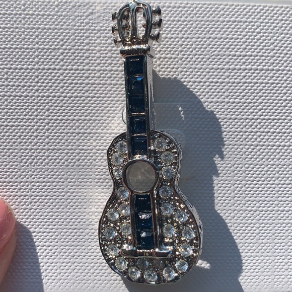 New Guitar Pin, with beautiful crystals - Picture 2 of 5